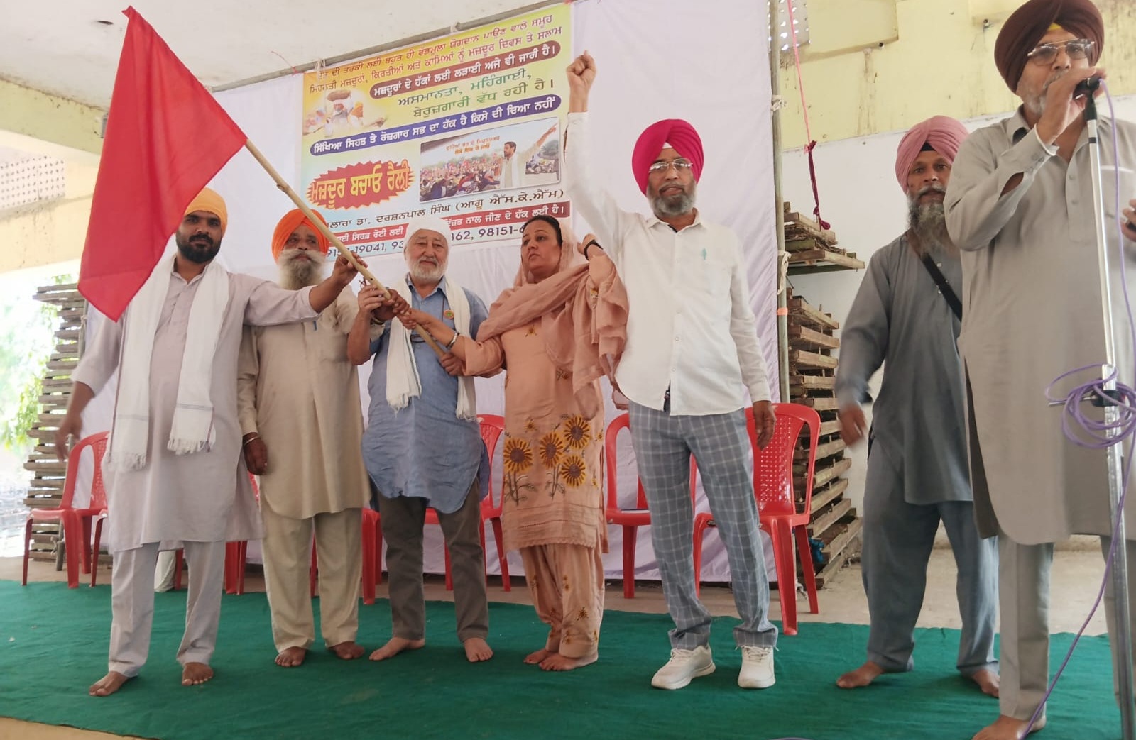 ਕੌਮਾਂਤਰੀ ਮਜ਼ਦੂਰ ਦਿਵਸ ਮੌਕੇ ਮਹਿਲ ਕਲਾਂ ''ਚ ਗੂੰਜੀ ਮਜ਼ਦੂਰ ਏਕਤਾ, ਹੱਕੀ ਮੰਗਾਂ ਲਈ ਸੰਘਰਸ਼ ਜਾਰੀ ਰੱਖਣ ਦਾ ਅਹਿਦ