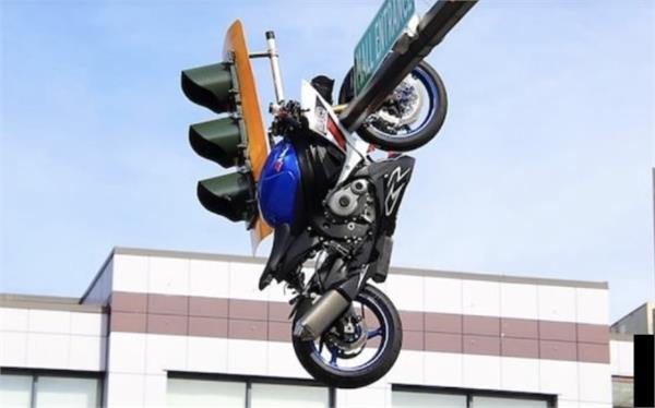 motorcycle gets stuck in traffic light
