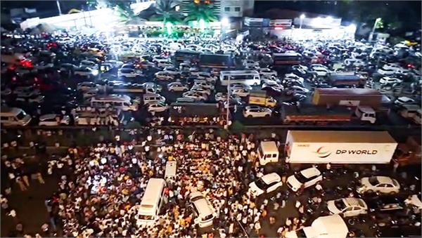 pune  girl  roads  people  demonstration  mumbai bangalore highway