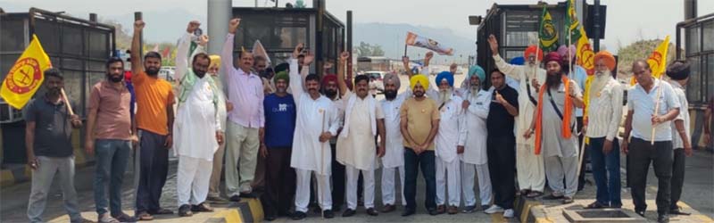 ਟੋਲ ਪਲਾਜ਼ਾ ਫਰੀ ਕਰਕੇ ਸੰਘਰਸ਼ਕਾਰੀਆਂ ਦਾ ਵੱਡਾ ਐਕਸ਼ਨ, ਇਕ ਨੈਸ਼ਨਲ ਹਾਈਵੇਅ ’ਤੇ ਦੋ ਟੋਲ ਬਰਦਾਸ਼ਤ ਨਹੀਂ