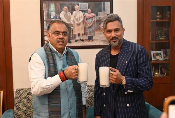 honey singh meets bjp leader tarun chugh