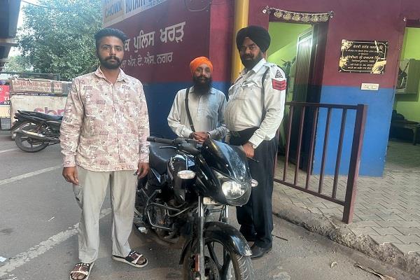 traffic police returns stolen motorcycle to owner