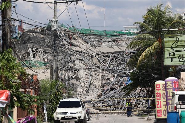 nine story building collapses in philippines