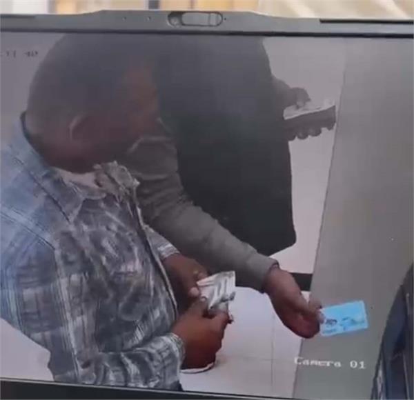 father cheated of rs 80 000 while going to withdraw money from atm