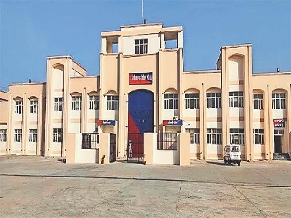 6 mobile phones and other items recovered from inside the central jail