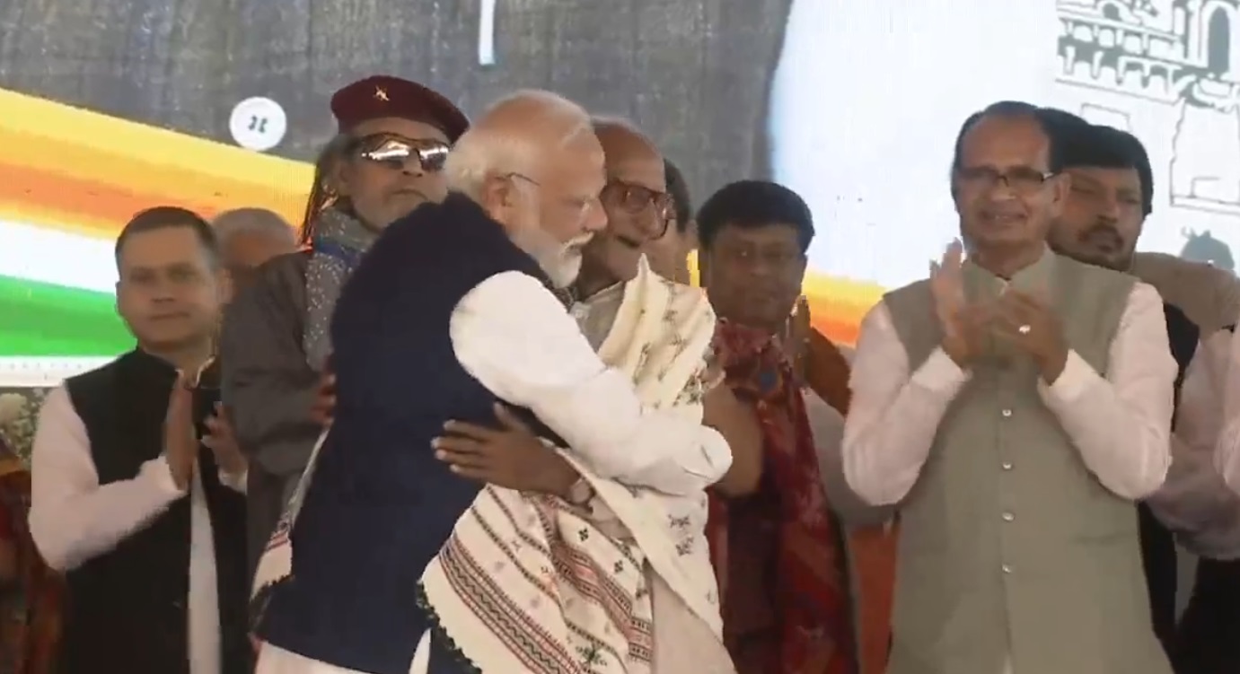 ਬੰਗਾਲ ਸਹੁੰ ਚੁੱਕ ਸਮਾਗਮ ''ਚ PM ਨੇ ਜੱਫੀ ਪਾਉਣ ਮਗਰੋਂ ਕਿਸ ਦੇ ਪੈਰੀਂ ਲਾਏ ਹੱਥ ?