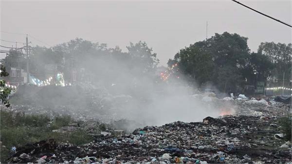 garbage and junk catch fire every day in qazi mandi