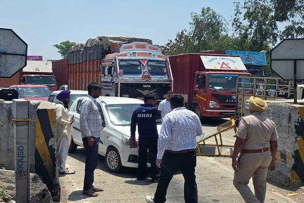 farmers protest at ladowal toll plaza