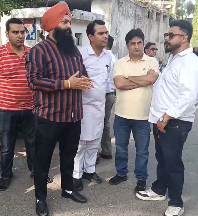 ਜਲੰਧਰ ''ਚ ਪਾਰਕਿੰਗ ਨੂੰ ਲੈ ਕੇ ਵਿਵਾਦ, ਕੌਂਸਲਰ ਦੇ ਪਿਤਾ ’ਤੇ ਕੁੱਟਮਾਰ ਦਾ ਦੋਸ਼, ਹੋਇਆ ਹੰਗਾਮਾ