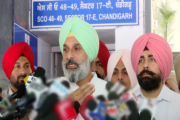 ਪੰਜਾਬ ਰਾਜ ਚੋਣ ਕਮਿਸ਼ਨ ਦੇ ਦਫ਼ਤਰ ਪੁੱਜੇ ਮਜੀਠੀਆ ਬੋਲੇ-ਸਾਡੇ ਉਮੀਦਵਾਰਾਂ ਨੂੰ ਨਹੀਂ ਮਿਲ ਰਹੀ NOC