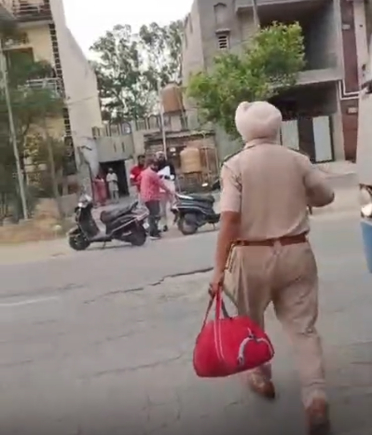 PRTC ਦੀ ਚੱਲਦੀ ਬੱਸ ''ਚ ਸੀਟ ਨੂੰ ਲੈ ਕੇ ਪੈ ਗਿਆ ਰੌਲਾ, ਪੁਲਸ ਮੁਲਾਜ਼ਮ ਨੇ ਕੱਢ ਲਿਆ ਰਿਵਾਲਵਰ