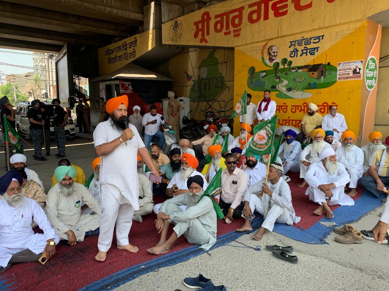 ਲੁਧਿਆਣਾ ਦੇ ਬਸਤੀ ਜੋਧੇਵਾਲ ਚੌਕ ਵਿਚ ਕਿਸਾਨਾਂ ਨੇ ਲਾਇਆ ਧਰਨਾ