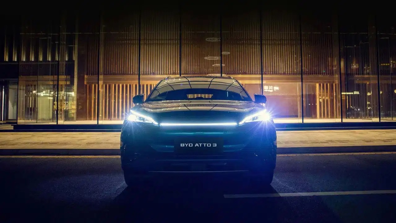 ਟੇਸਲਾ ਨੂੰ ਟੱਕਰ ਦੇਣ ਲਈ ਨਵੀਂ BYD Atto 3 ਮੈਦਾਨ ''ਚ ! 630KM ਰੇਂਜ ਤੇ ਅਡਵਾਂਸ ਲਾਈਡਰ ਤਕਨਾਲੋਜੀ ਨਾਲ ਲੈਸ