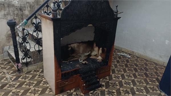 fire breaks out in house due to lit candle