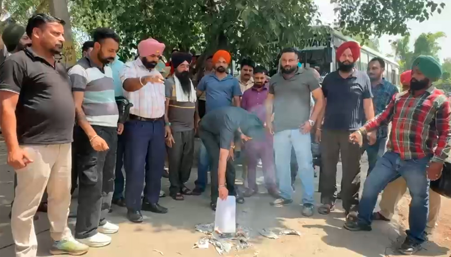 ਜਲੰਧਰ ''ਚ ਰੋਡਵੇਜ਼ ਮੁਲਾਜ਼ਮਾਂ ਦਾ ਪ੍ਰਦਰਸ਼ਨ, 18 ਤਾਰੀਖ਼ ਤੱਕ ਦਾ ਦਿੱਤਾ ਅਲਟੀਮੇਟਮ