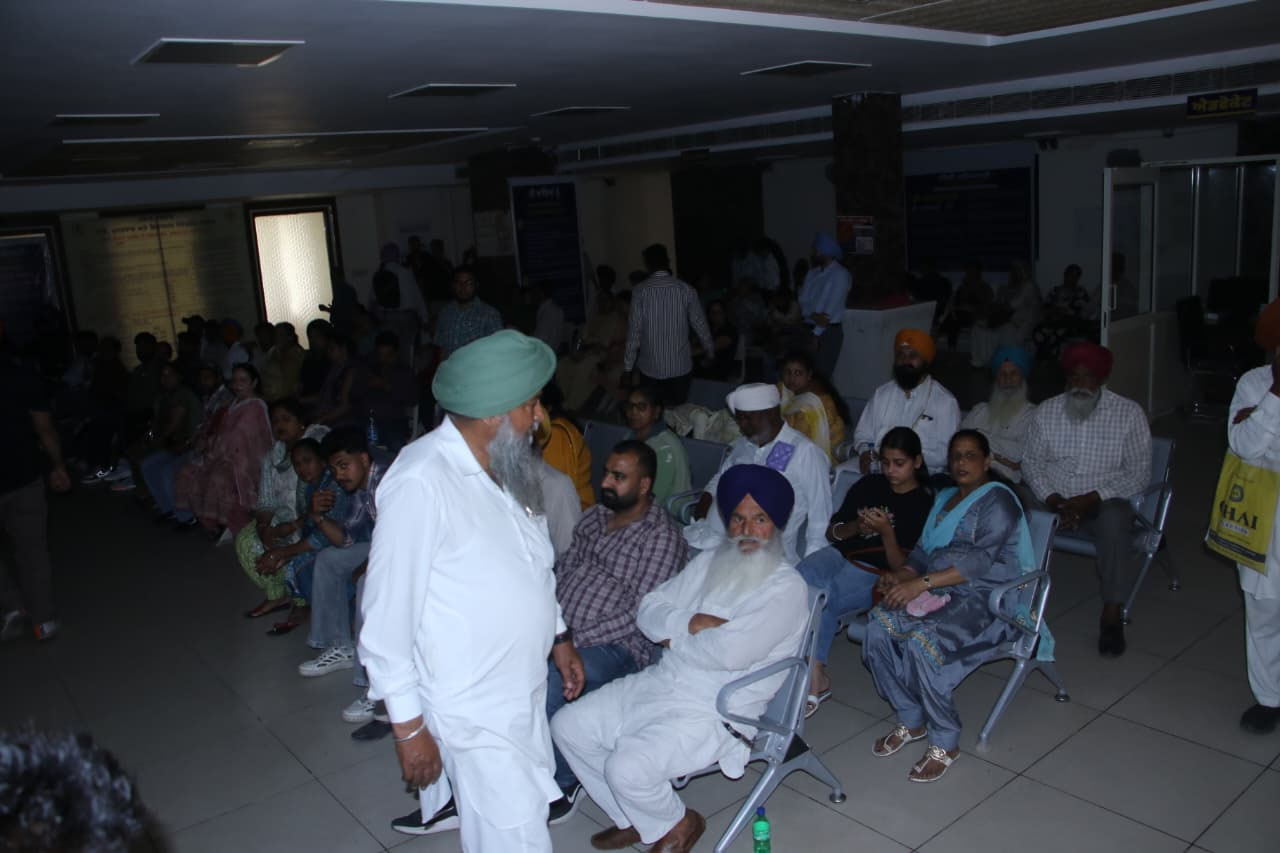 ਅੰਮ੍ਰਿਤਸਰ: ਈਜ਼ੀ ਰਜਿਸਟਰੀ ਦਫ਼ਤਰ ''ਚ 4 ਘੰਟੇ ਬਿਜਲੀ ਰਹੀ ਬੰਦ, ਲੋਕ ਪ੍ਰੇਸ਼ਾਨ