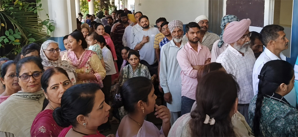 ਅੱਤ ਦੀ ਗਰਮੀ ਵਿਚ ਵੀ ਵੋਟਰਾਂ ਦਾ ਜੋਸ਼ ਬਰਕਰਾਰ, ਪੋਲਿੰਗ ਬੂਥਾਂ 'ਤੇ ਵੱਧ ਚੜ੍ਹ ਕੇ ਪਹੁੰਚ ਰਹੇ ਵੋਟਰ