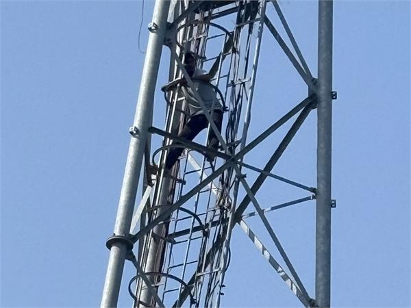 girlfriend  marriage  youth  mobile tower  police