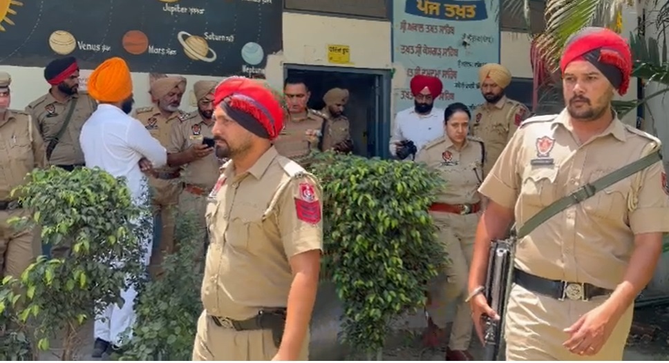 ਦੋਰਾਹਾ ਤੇ ਪਾਇਲ ਦੇ ਪੋਲਿੰਗ ਬੂਥਾਂ ''ਤੇ ਪਹੁੰਚੇ SSP ਡਾ. ਦਰਪਣ ਆਹਲੂਵਾਲੀਆ