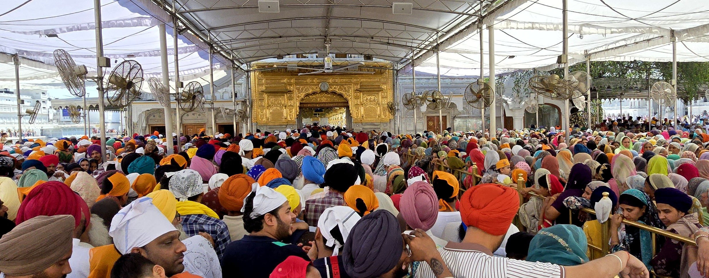 ਸ੍ਰੀ ਦਰਬਾਰ ਸਾਹਿਬ ਨਤਮਸਤਕ ਹੋਣ ਵਾਲੀਆਂ ਸੰਗਤਾਂ ਲਈ ਵਿਸ਼ੇਸ਼ ਇੰਤਜ਼ਾਮ, ਲਾਈਆਂ ਠੰਡੇ-ਮਿੱਠੇ ਜਲ ਦੀਆਂ ਛਬੀਲਾਂ