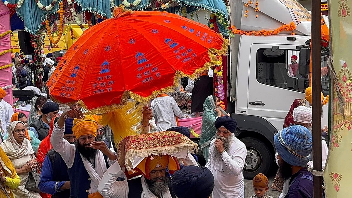 ਇਟਲੀ ਦੇ ਸਰਹੱਦੀ ਸ਼ਹਿਰ ਬੁਲਜਾਨੋ 'ਚ ਨਗਰ ਕੀਰਤਨ ਦੌਰਾਨ ਜੋ ਬੋਲੇ ਸੋ ਨਿਹਾਲ ਦੇ ਜੈਕਾਰਿਆਂ ਦੀ ਗੂੰਜ (ਤਸਵੀਰਾਂ)