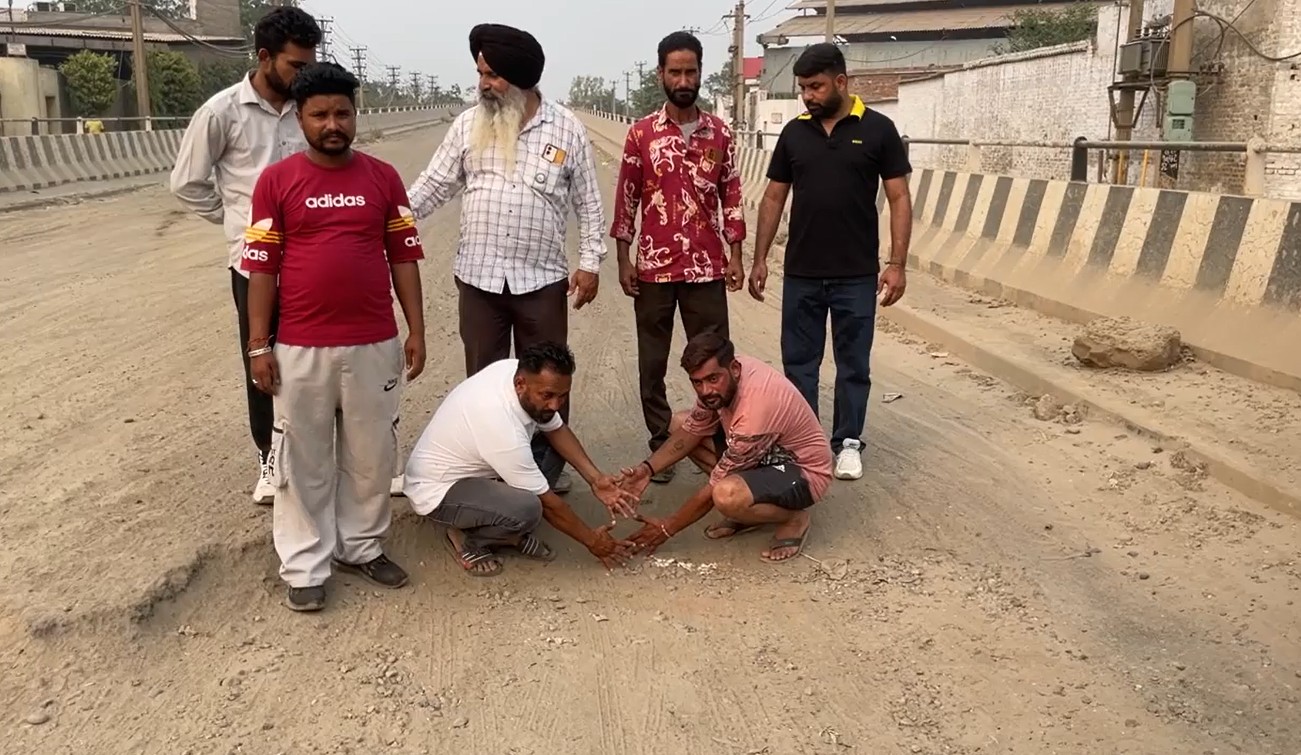 ਸਰਦੂਲ ਸਿਕੰਦਰ ਰੋਡ ਦੀ ਹਾਲਤ ਤਰਸਯੋਗ, ਕਈ ਪਿੰਡਾਂ ਦੇ ਲੋਕਾਂ ਨੇ ਲਾਇਆ ਪੱਕਾ ਧਰਨਾ