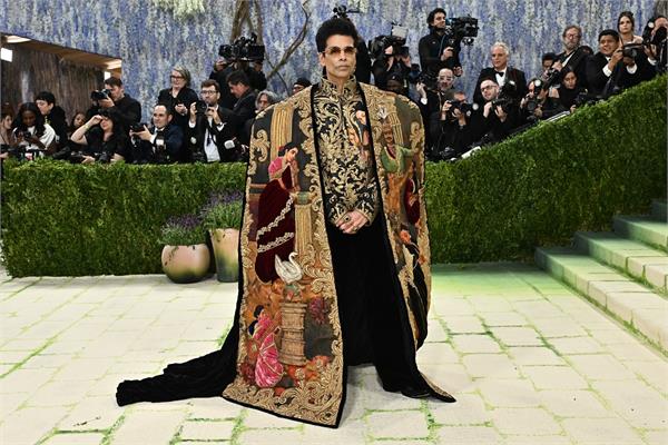 karan johar attends met gala wearing an outfit designed by manish malhotra