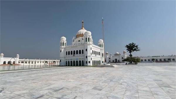 devotees pray from opening of the kartarpur sahib corridor in pakistan