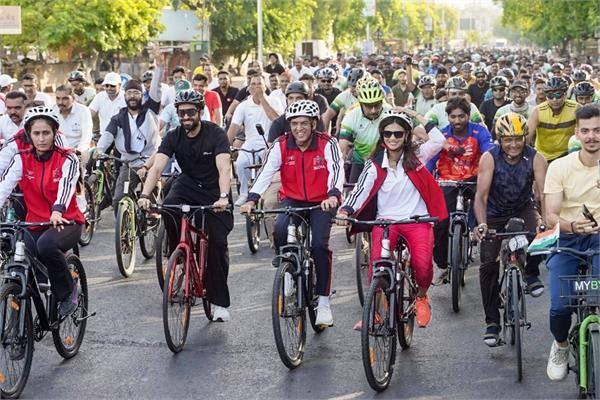 ayushmann khurrana joins the 75th edition of  fit india sundays on cycle 