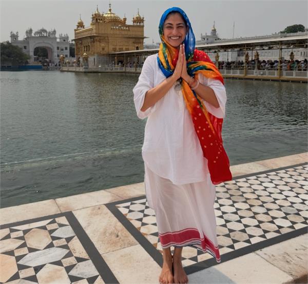 kubbra sait pays obeisance at the golden temple