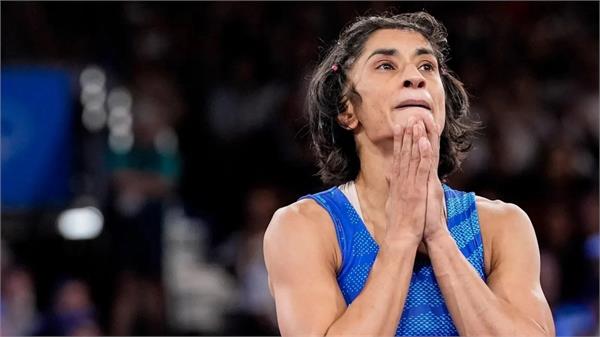 wfi issues notice to vinesh  she cannot play till june 26