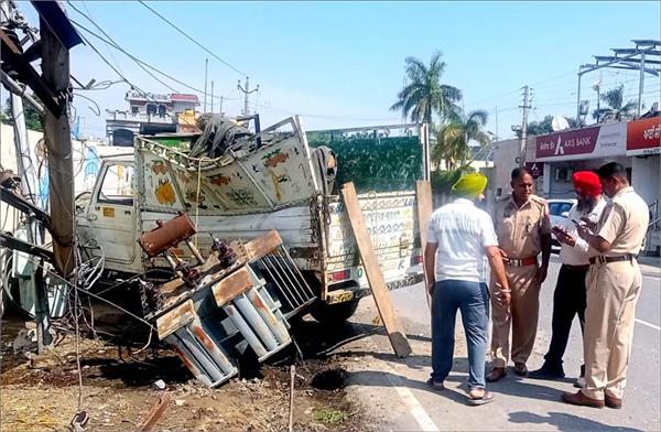 speeding pickup hits electric pole in front of school