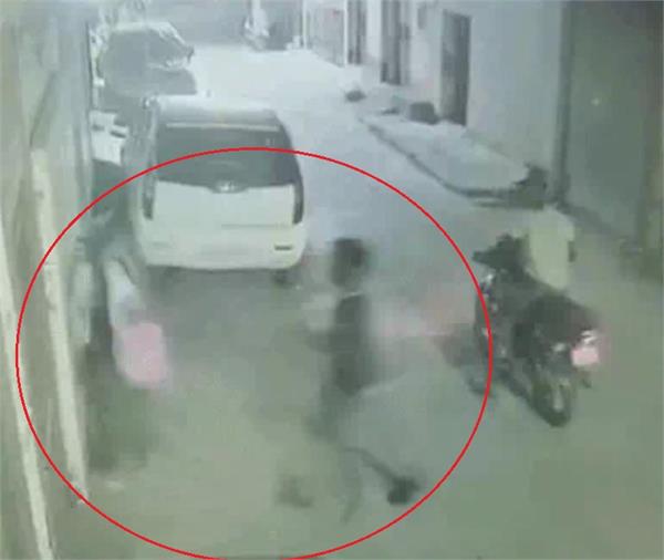 ludhiana girl bag snaching youth robbed knife point