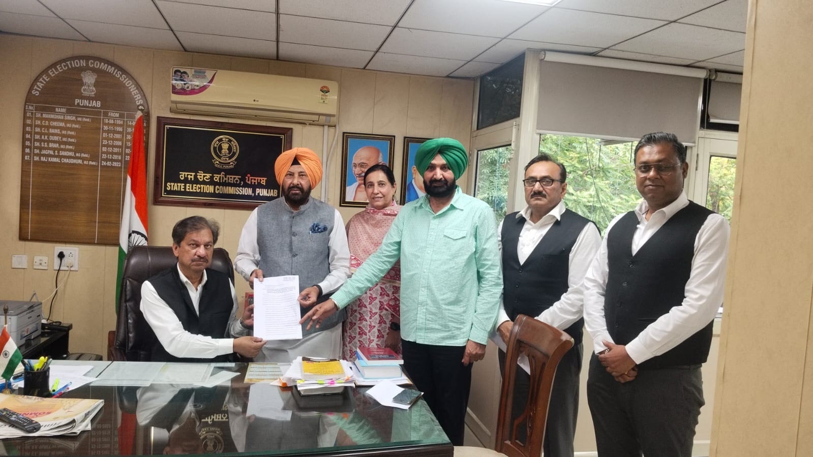 ਭਾਜਪਾ ਨੇ ਨਗਰ ਨਿਗਮ ਚੋਣ ਪ੍ਰਕਿਰਿਆ ਨੂੰ ਦੱਸਿਆ ਗੈਰ-ਕਾਨੂੰਨੀ, ਚੋਣ ਕਮਿਸ਼ਨ ਨੂੰ ਸੌਂਪਿਆ ਮੰਗ ਪੱਤਰ