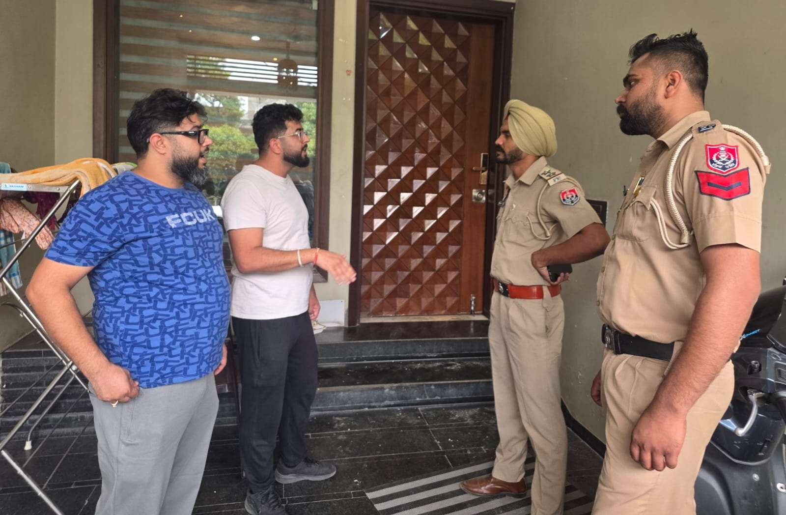 ਦਵਾਈਆਂ ਦਾ ਕਾਰੋਬਾਰ ਕਰਨ ਵਾਲੇ ਵਪਾਰੀ ਦੇ ਘਰ ਦੇ ਬਾਹਰ ਫ਼ਾਇਰਿੰਗ, ਸਾਥੀ ਨੇ ਬਣਾਈ ਵੀਡੀਓ