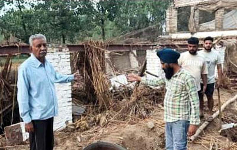 ਪਿੰਡ ਪੱਸੀ ਕੰਢੀ ਵਿਖੇ ਬਾਰਿਸ਼ ਤੇ ਝੱਖੜ ਕਾਰਨ ਪੋਲਟਰੀ ਫਾਰਮ ਦੀ ਇਮਾਰਤ ਡਿੱਗੀ