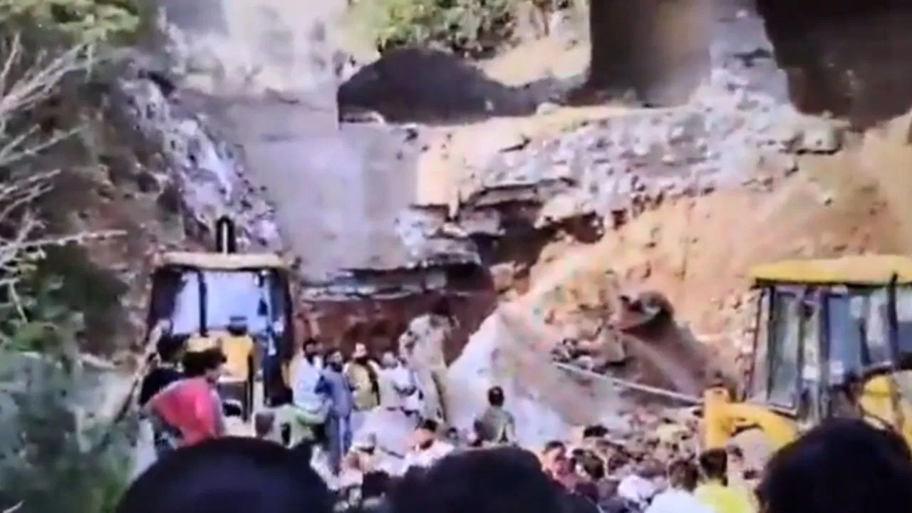 ਜੰਮੂ ਦੇ ਬੰਤਲਾਬ ਵਿੱਚ ਵੱਡਾ ਹਾਦਸਾ: ਪੁਲ ਦਾ ਹਿੱਸਾ ਡਿੱਗਣ ਕਾਰਨ ਮਲਬੇ ਹੇਠ ਦੱਬੇ 6 ਮਜ਼ਦੂਰ