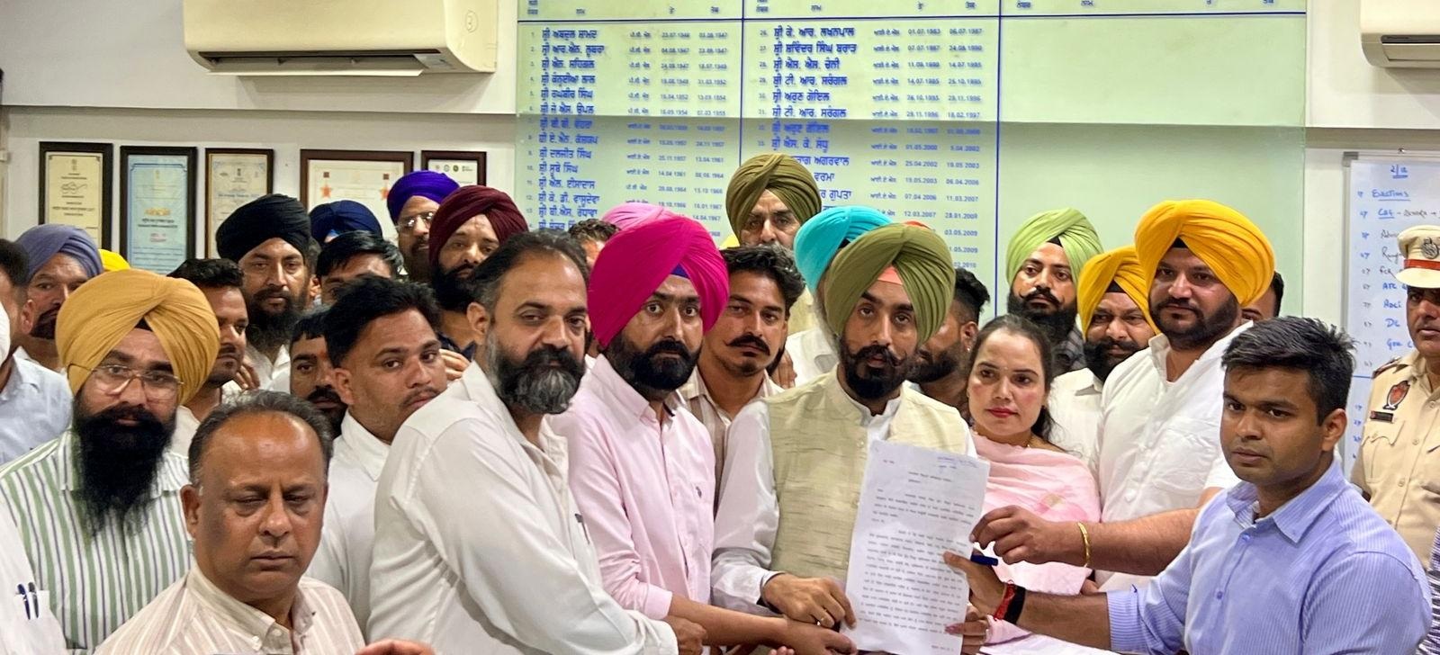 50 ਪਿੰਡਾਂ ਦੇ ਮੋਹਤਬਰ ਲੋਕਾਂ ਨੇ ਨਾਜਾਇਜ਼ ਮਾਇਨਿੰਗ ਖ਼ਿਲਾਫ਼ ਡੀ.ਸੀ ਨੂੰ ਦਿੱਤਾ ਮੰਗ-ਪੱਤਰ