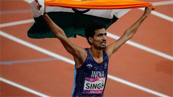 gulvir singh wins silver medal in 5000 meters race with new record