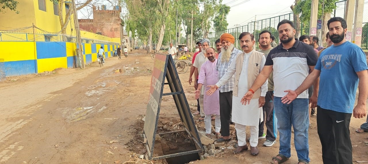 ਕਾਂਸਲ ਇਲਾਕੇ ''ਚ ਸੀਵਰੇਜ ਪ੍ਰੋਜੈਕਟ ਤੋਂ ਬਾਅਦ ਅਧੂਰਾ ਛੱਡਿਆ ਕੰਮ, ਹਾਦਸੇ ਦਾ ਖਦਸ਼ਾ