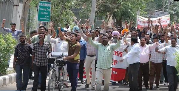 municipal employees block majestic road in moga and raise slogans