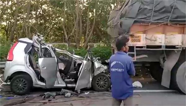speeding car collides with lorry in hyderabad