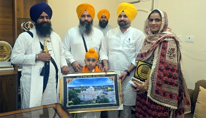 ਪਹਿਲੀ ਜਮਾਤ ਦੇ ਬੱਚੇ ਦਾ ਜਥੇਦਾਰ ਗੜਗੱਜ ਵੱਲੋਂ ਸਨਮਾਨ