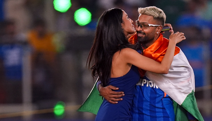 IPL ''ਚ ਖਿਡਾਰੀਆਂ ਦੀਆਂ ਗਰਲਫ੍ਰੈਂਡਸ ਦੀ ਐਂਟਰੀ ''ਤੇ ਲੱਗੇਗੀ ਪਾਬੰਦੀ? BCCI ਲਾਗੂ ਕਰਨ ਜਾ ਰਿਹੈ ਸਖ਼ਤ ਨਿਯਮ