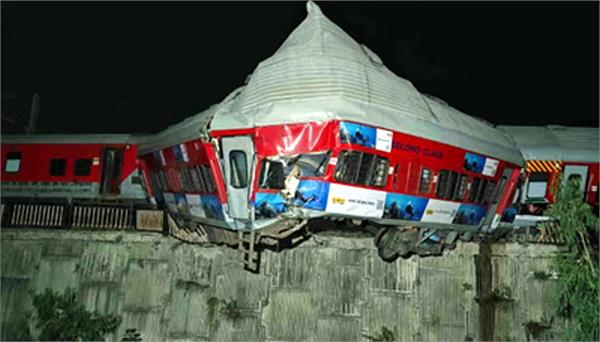 ujjaini express derailed after breaking the wall