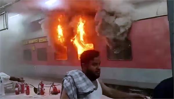 massive fire breaks out in jaipur express