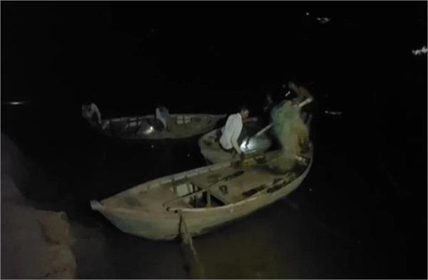 boat overturns in yamuna river several feared drowned