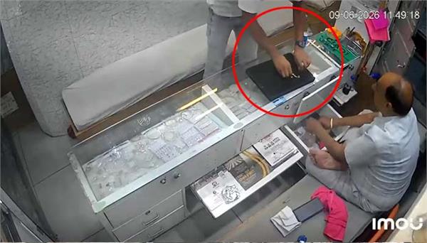 youth absconds with gold necklace from jewellers