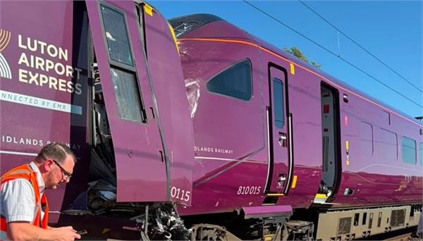 two trains collide in london