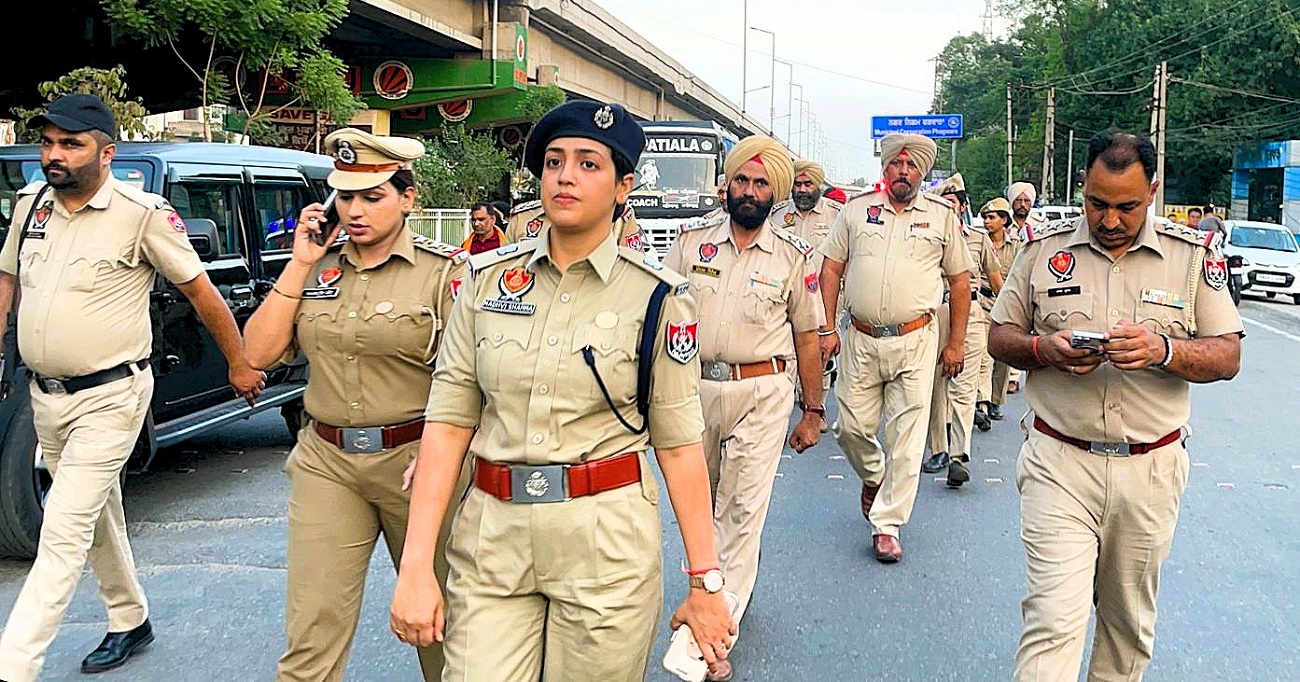 ਫਗਵਾੜਾ ’ਚ ਪੁਲਸ ਦੀ ਵੱਡੀ ਕਾਰਵਾਈ: SP ਦੀ ਅਗਵਾਈ ਹੇਠ ਕੱਢਿਆ ਫਲੈਗ ਮਾਰਚ, ਸ਼ੱਕੀ ਲੋਕਾਂ 'ਤੇ ਤਿੱਖੀ ਨਜ਼ਰ